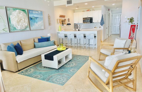 Providenciales Resort | Providenciales Artist’s Studio, modernist Condo, Grace Bay view. Turks & Caicos