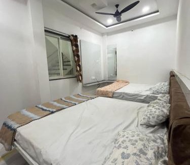 Omkareshwar Hotel | pujari palace