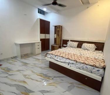 Omkareshwar Hotel | pujari palace