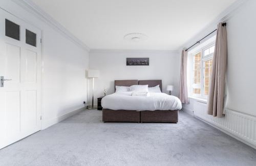 Purley House | Purley House-Sleeps 8-Near Gatwick-Games Room