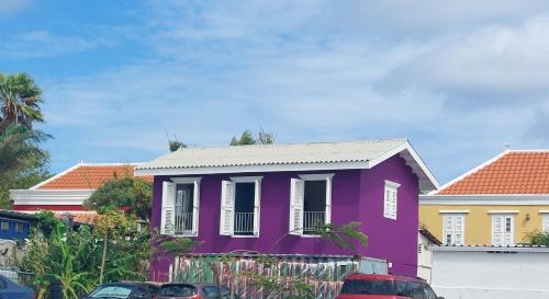 Otrobanda House | Purple house in colorful city centre