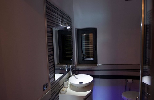 Campolattaro Hotel | Purple Room - Bedroom with lake view