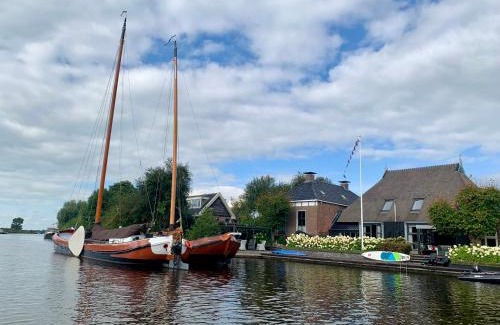 Eastermar Apartment | PUUR Eastermar - monumentaal, authentiek en luxe koetshuis aan open vaarwater met jacuzzi en sauna
