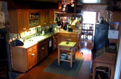 Coloma House | Pvt 35 acre lakefront retreat: LDG sleeps 12- hot tub tennis ct trails and more