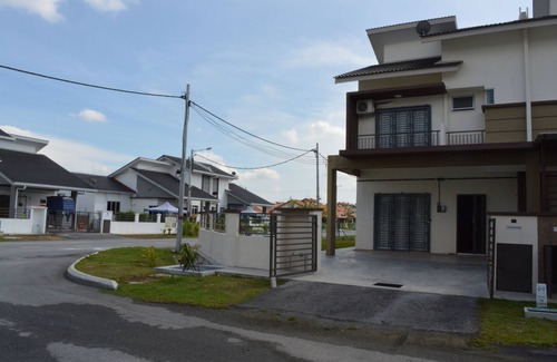Sepang House | Qairina Homestay Sepang