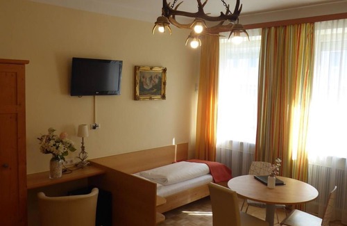 Elisabeth-Vorstadt Bed & Breakfast | Quadruple room with shower, toilet - Adlerhof, pension