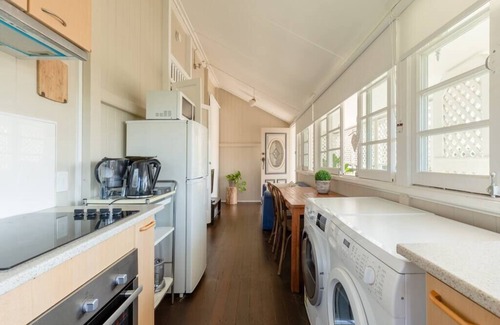 Annerley Apartment | Quaint & Cosy 1 Bedroom Apartment in Queenslander.
