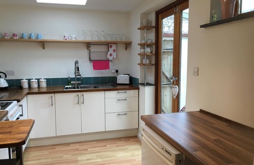 Mount Hawke Cottage | Quaint Cosy Country Cottage 5 minutes to the nearest mile and a half sandy Beach