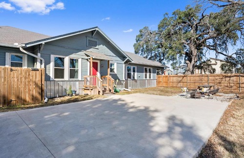 Waco Apartment | Quaint Cottage downtown Waco close to Magnolia, Baylor uni., Cameron Park Zoo.