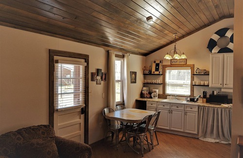 Camden Cottage | Quaint Cottage in Birdsong Creek/KY Lake/TN River. Short and Long-term rental