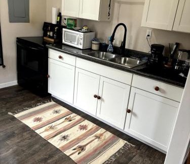 Arjay House | Quaint cottage near Local and State Parks and Minutes from Laurel Cove and Bell Theatre