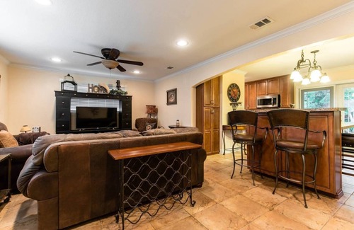 Ovilla House | Quaint Country Lodging Just Far Enough Away From The City!