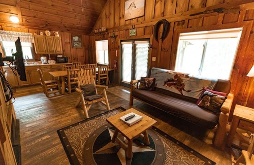 Primrose Cabin | Quaint, cozy vacation cabin with hot tub near Natural Bridge State Park