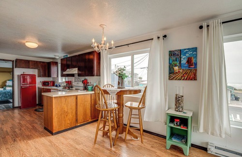 Rockaway Beach Apartment | Quaint Rockaway Beach Gem: Walk to Shore!