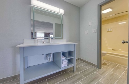 Revelo Hotel | Quaint Room w/Free Breakfast, Seasonal Pool, Ideal for Hiking & Fishing Spots