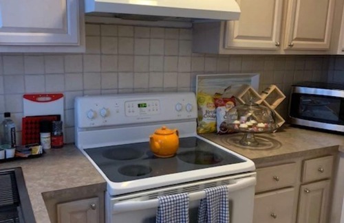 Warwick Apartment | Quaint studio. Close to public transportation, city, railway trail and beaches!