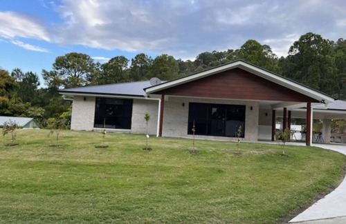 Maudsland House | Quality acreage home just 5 minutes to the theme parks and easy access to the M1