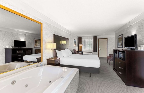 St Ignace Hotel | Quality Inn Lakefront