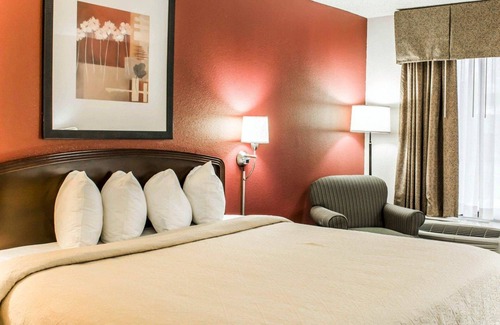 Roanoke Rapids Hotel | Quality Inn Roanoke near Lake Gaston