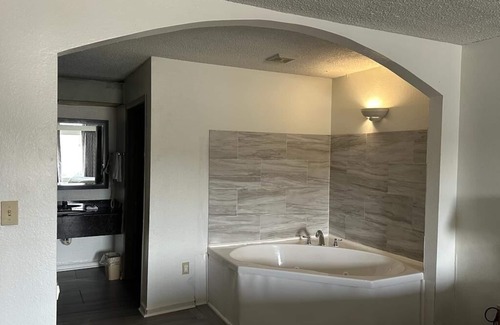 Priceville Hotel | Quality Inn & Suites Decatur - Priceville I-65