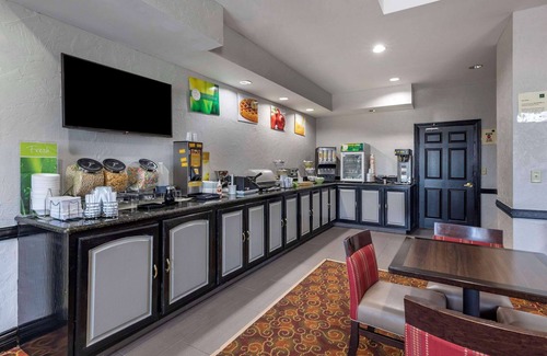 Northwest Dallas Hotel | Quality Inn & Suites I-35 E/Walnut Hill
