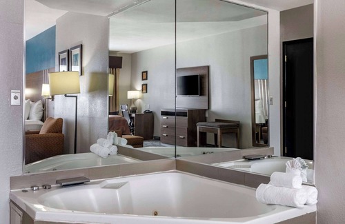 Northwest Dallas Hotel | Quality Inn & Suites I-35 E/Walnut Hill