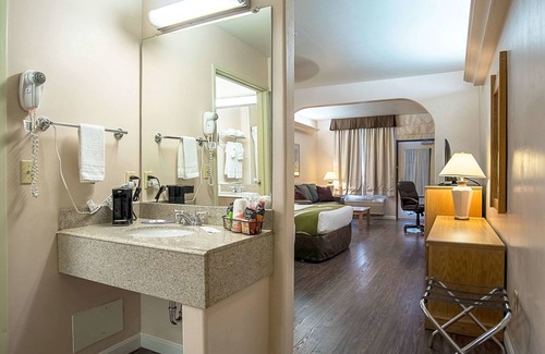 Youngtown Hotel | Quality Inn & Suites Phoenix NW - Sun City