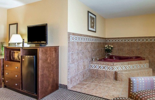 Mount Pleasant Hotel | Quality Inn & Suites