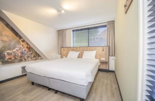 Waalwijk Hotel | Quality Time Awaits: Spacious Room & Nearby Fun in Beekse Bergen Zoo