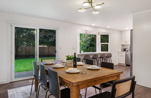 South Hill House | Quarter Acre Wood - Easy access to Mt. Rainier