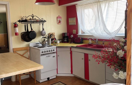 Verdi House | QuarterMaster’s House private road next to greenbelt. Close to many restaurants
