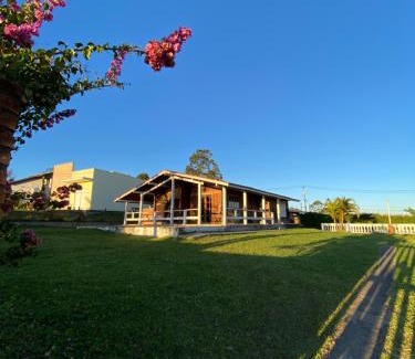 Sao Roque House | QUARTO em Casa de Madeira no Alto da Serra - Quarto Outuno - PetFriendly