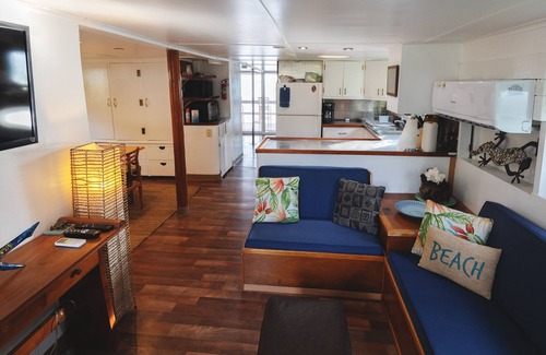 Merizo House | Queen Malesso Beachfront BnB