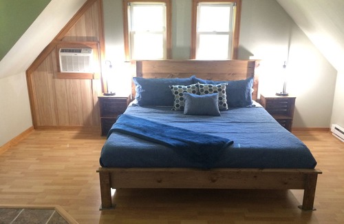Emmetsburg House | Queen Marie Suite