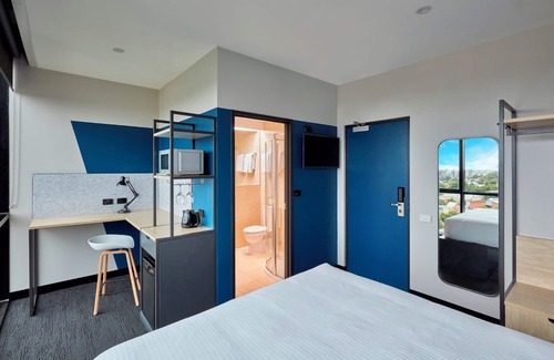 Preston Hotel | Queen Room in a Co living space - Gym and Swimming Pool