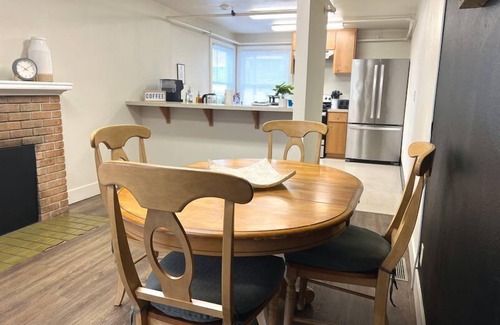 Eugene Apartment | Queen Room Summary: D