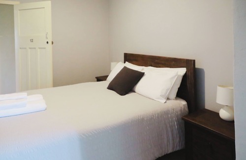 Capertee Hotel | Queen Room With Shared Bathroom