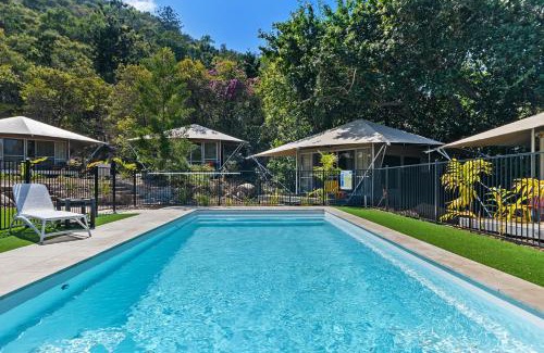 Nelly Bay Resort | Queen Safari Tent 10