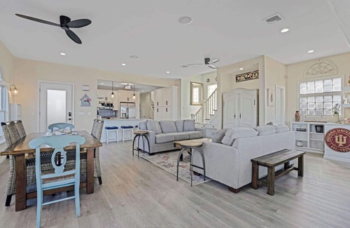 Wading River House | Queen Vic Beach House: 5 Mins to Vineyards & Farms