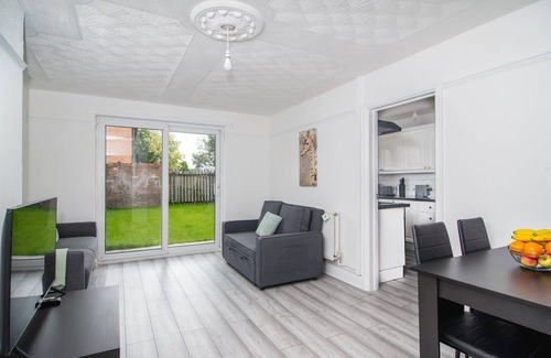 Kirkby House | Quiet 3 bed house, pet friendly