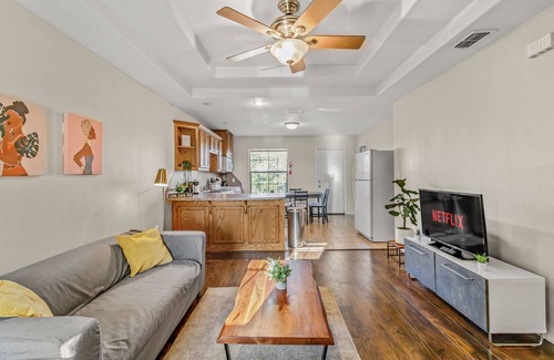 Mission Apartment | Quiet 3 bedroom 2 bathroom minutes away from the freeway