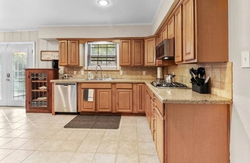 Tyler House | Quiet 3-bedroom home with kitchen & living room