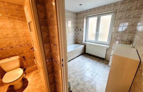 Wesoła Zachod Apartment | Quiet 4-bedroom Apartment Old Town