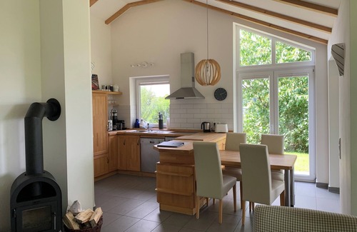 Kosel House | Quiet 5* vacation home right on the water | WLAN | sauna | fireplace | whirlpool tub