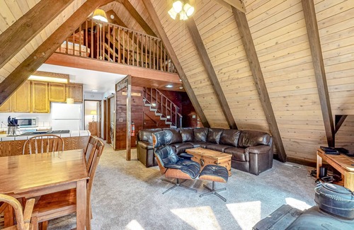 Tahoe Paradise House | Quiet A-frame cabin near town with forest views & high-speed WiFi - dog-friendly
