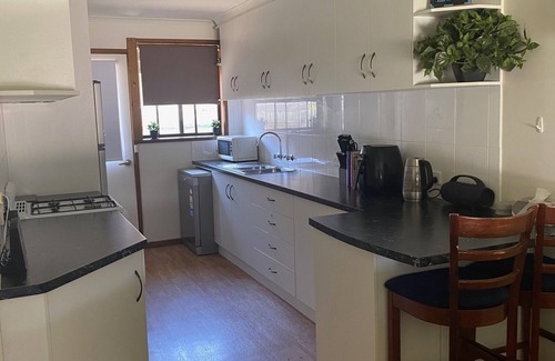 West Wodonga Apartment | Quiet and comfortable 2 bedroom apartment, 65 inch Smart TV