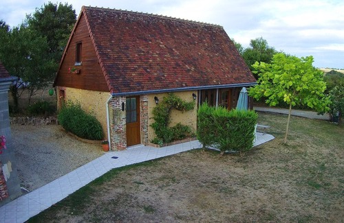 Valennes Cottage | Quiet and pleasant gite facing South with view of the village and the hill