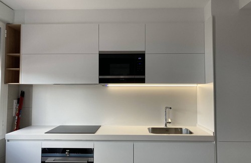 Zorrotza Apartment | Quiet apartment next to the river, ideal for visiting Bilbao! w/Parking