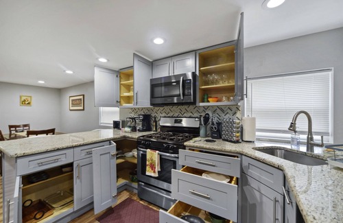 Belmont Cragin Hotel | Quiet Area - Revamped Basement