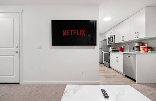 Southeast Calgary Condo | Quiet Basement 2BR Suite » 2 Queens » Netflix